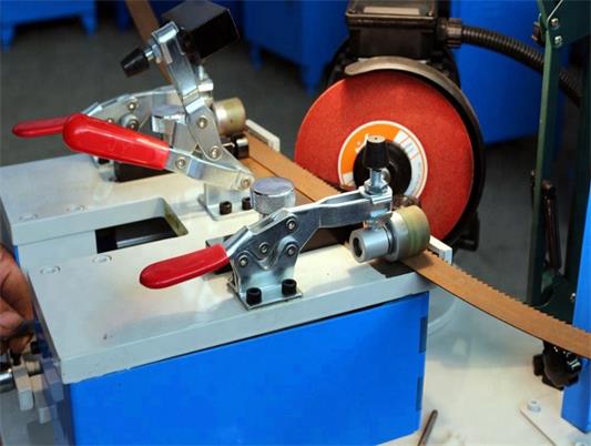 Gear grinding machine for alloy band saw blade